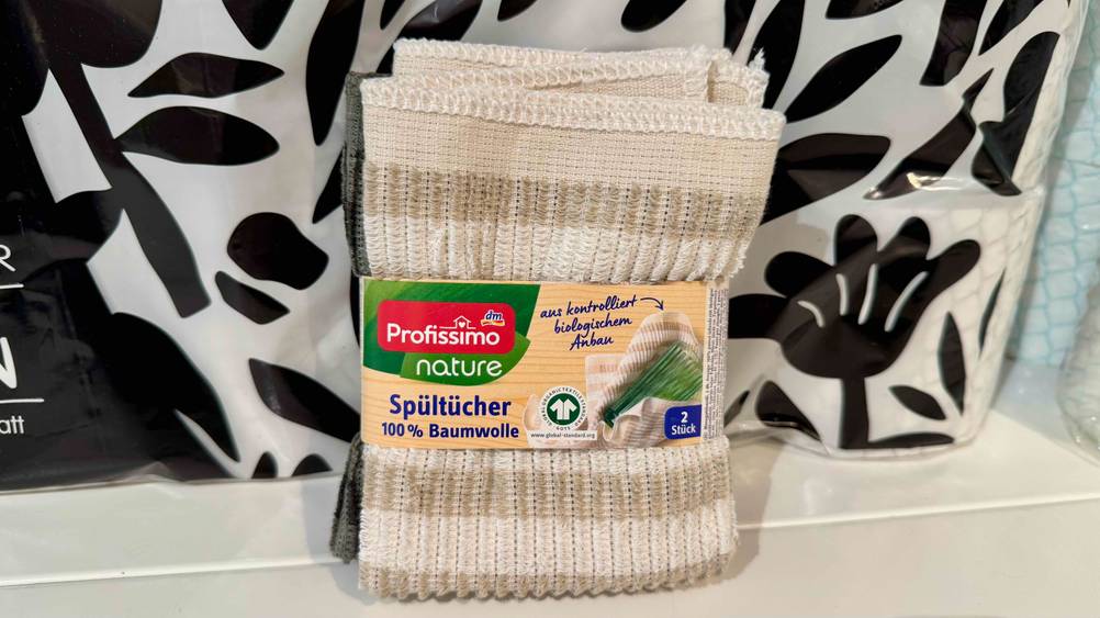 Vor einer weiss-schwarzen Fläche befindet sich eine Packung der Spültücher im Test.