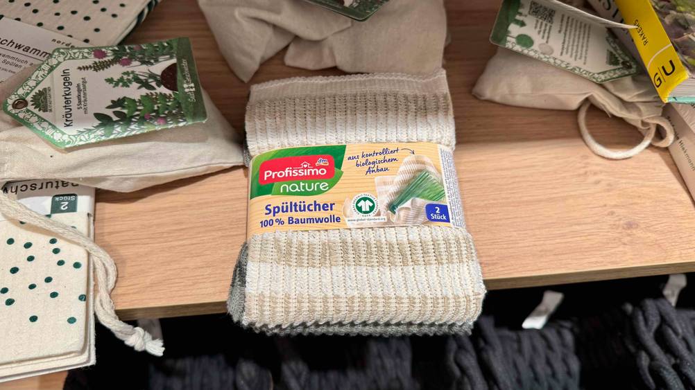 Eine Packung der getesteten Spültücher in einem Regal liegend.
