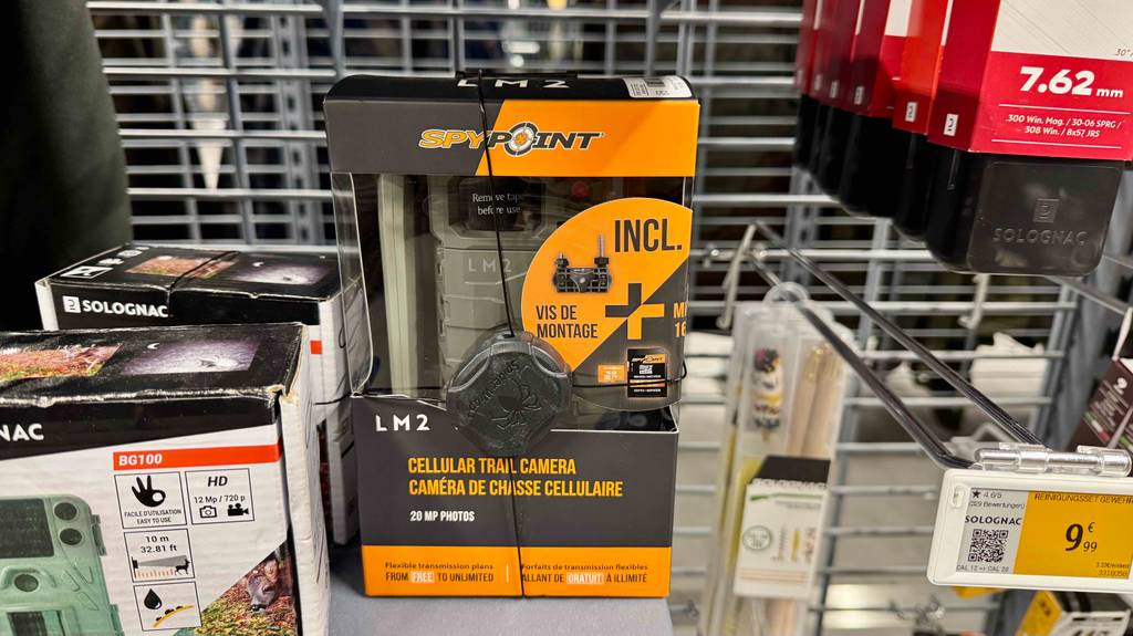 Frontansicht einer verpackten Wildkamera mit SIM-Karte.