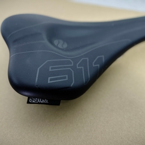 Der SQlab 611 Ergowave CrMo ist aus der Draufsicht abgebildet. Die Aussparung und die Sitzfläche sind vollständig erkennbar.