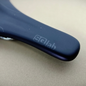 Der SQlab 611 Ergowave CrMo ist in Nahaufnahme von schräg oben zu sehen. Das Logo ist auf dem hinteren Teil des Sattels abgebildet.