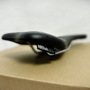 Der SQlab 611 Ergowave CrMo ist von hinten fotografiert. Der Fokus liegt auf dem hinteren Teil des Sattels mit sichtbarer Erhebung.