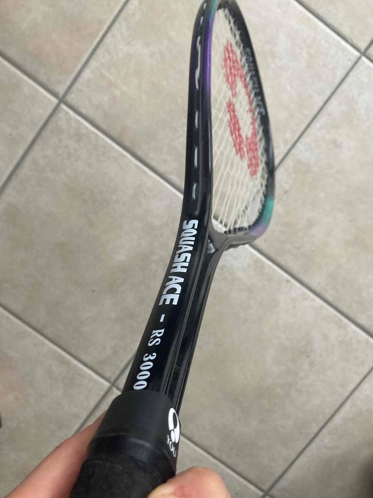 Hand hält einen Squash Ace RS 3000 Squashschlägers im Test.