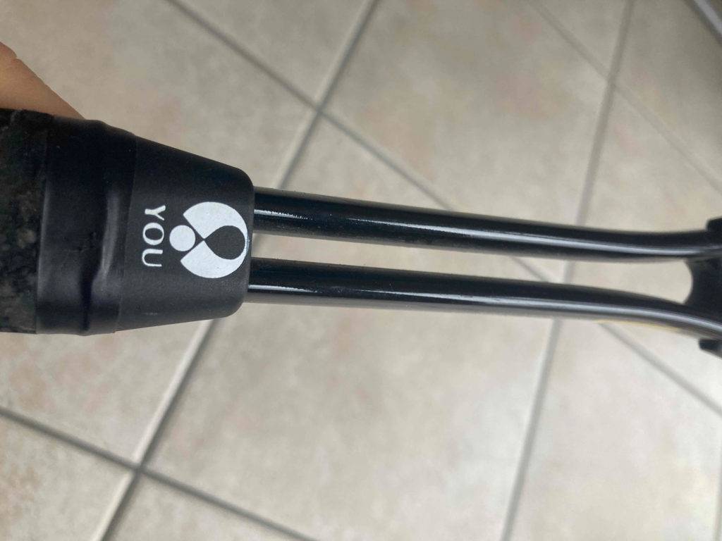 Detailaufnahme der zweisträngigen Verbindung zwischen Griff und Schlagfläche von einem getesteten Squashschläger.