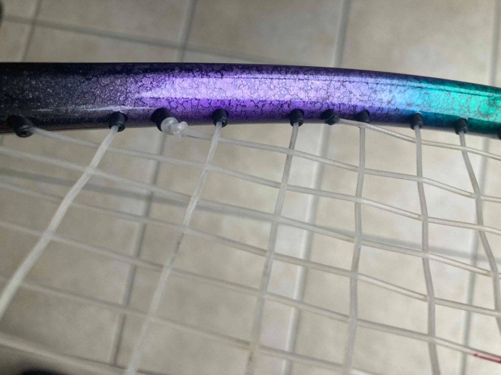 Detailansicht des Rahmens mit Netzbefestigung der Schlagfläche von einem Squashschläger im Test.