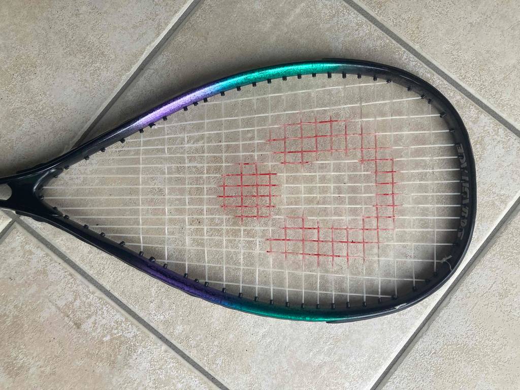 Detailansicht der Schlagfläche eines getesteten Squashschlägers.