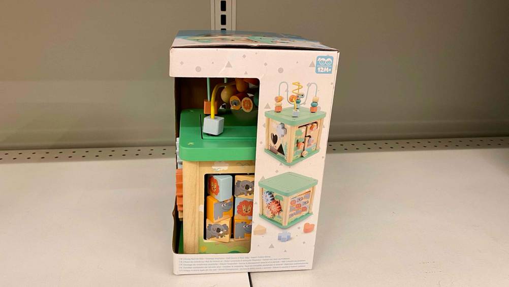 Motorikwürfel getestet: Ein originalverpacktes Produkt von der Seite in einem Regal stehend.