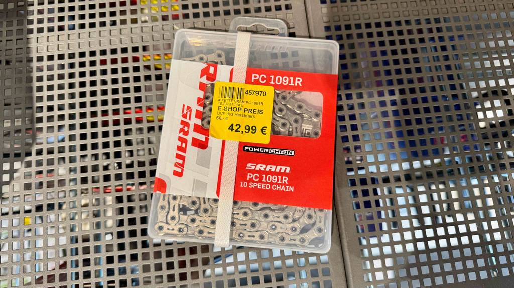 Ein in transparenter Box verpacktes Sram-Schaltwerk liegt zum testen auf einem Metallgitter.