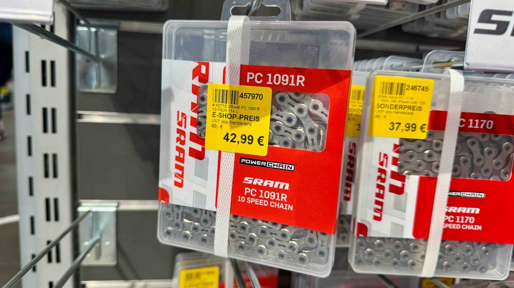 Sram-Schaltwerk im Test: Ein verpacktes Produkte hängt in einem Regal.