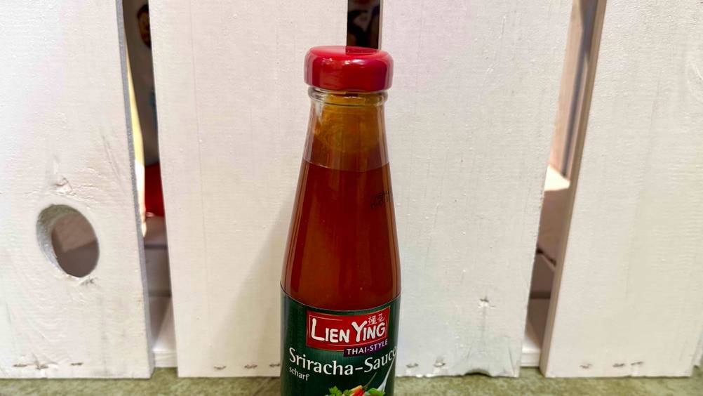 Sriracha-Sauce im Test: Nahaufnahme des Flaschenhalses.