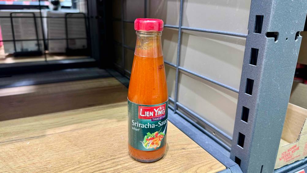 Sriracha-Sauce geteste: Eine Flasche steht in einem Regal.