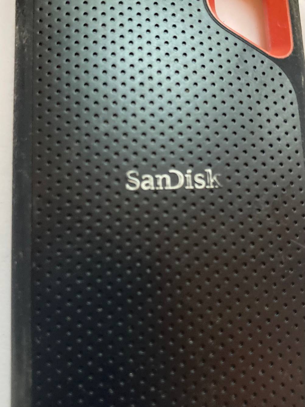 Nahaufnahme des Logos auf der getesteten SSD (2TB).