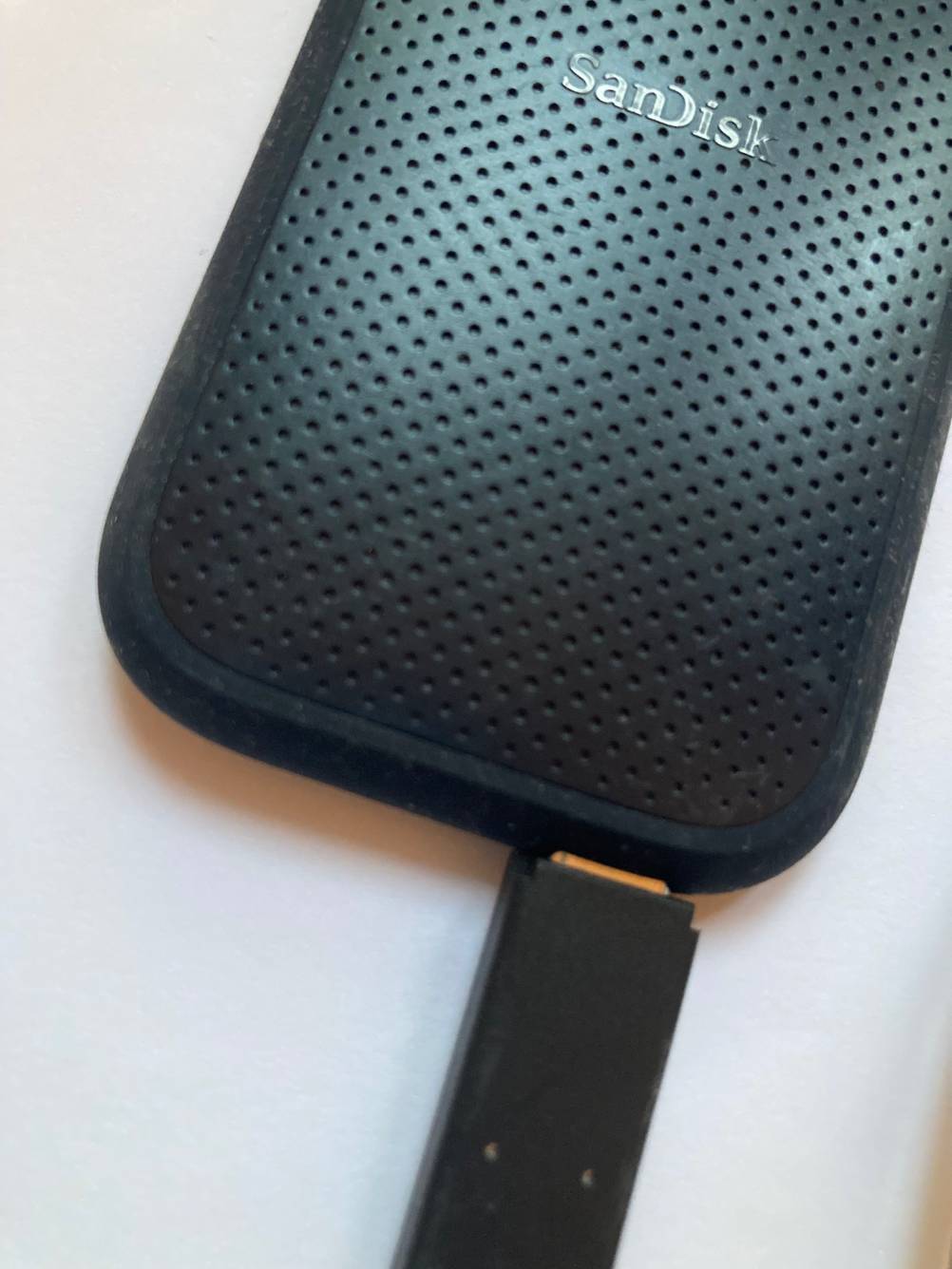 SSD (2TB) getestet: Nahaufnahme des angeschlossenen Kabels.