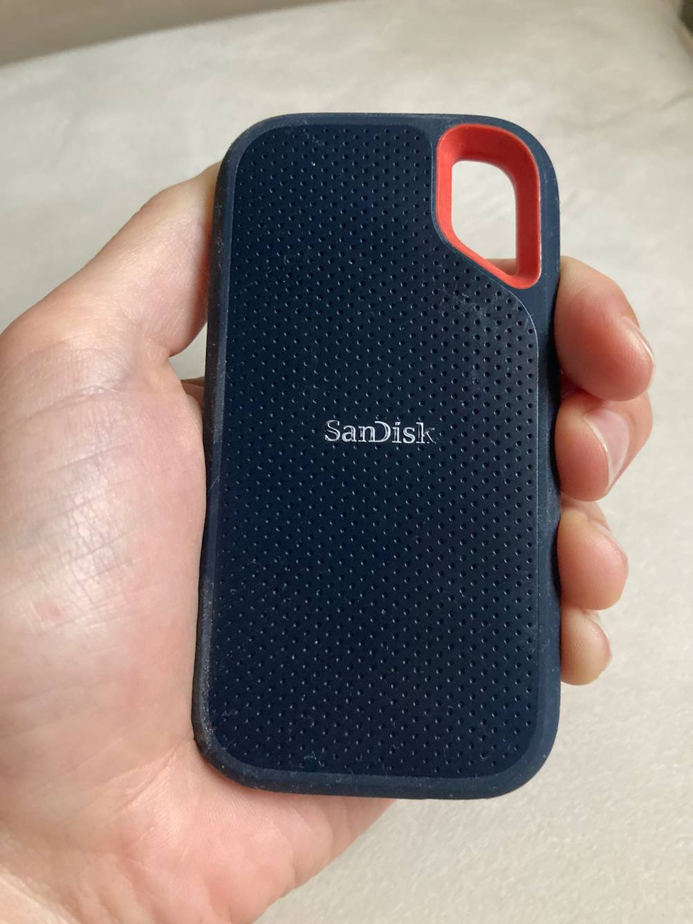 Eine Hand hält eine getestete SSD mit 2 TB Speicherkapazität.