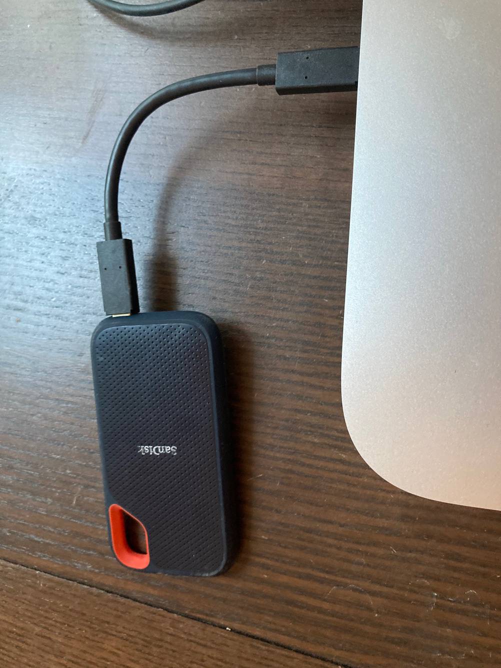 Eine getestete SSD mit 2 TB Speicherkapazität ist an einem Laptop angeschlossen.