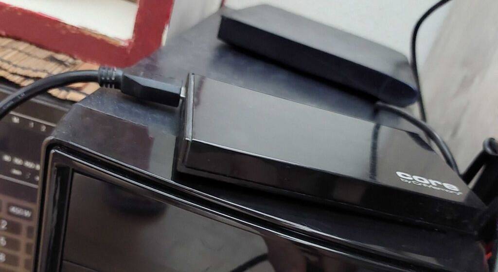 Eine SSD-Festplatte im Test liegt auf einem schwarzen Computer-Gehäuse.