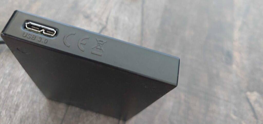 Detailansicht der USB 3.0 Schnittstelle einer SSD-Festplatte im Test.