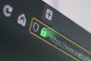 Webhosting im Test: In der Suchleiste eines Browsers leuchtet das Schloss als Symbol für das SSL-Zertifikat grün auf.