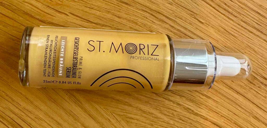 Selbstbräuner-Tropfen-Test: Eine 25-ml-Flasche inklusive Spender liegt auf einer Holzoberfläche.