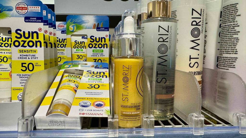 Getestete Selbstbräuner-Tropfen in 25-ml-Flaschen inklusive Spender stehen neben weiteren Sonnencremes in einem Verkaufsregal.