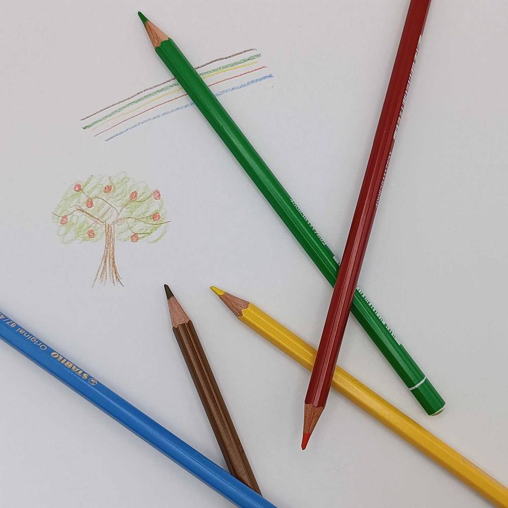 Im Test: Neben einem gemalten Baum liegen mehrere Buntstifte.