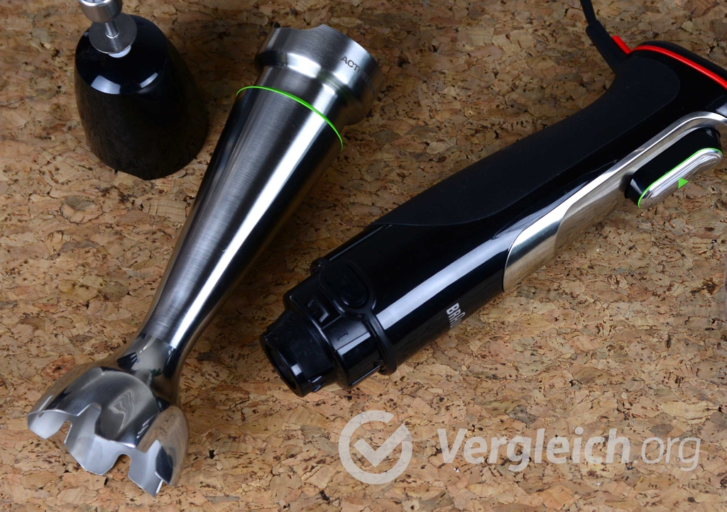 Stabmixer liegt in zwei Teilen auf einem Holztisch.