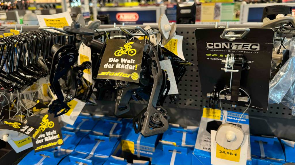 Ein getestetes Fahrrad-Schaltwerk hängt an einem Verkaufsstand.