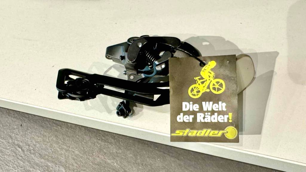 Ein Fahrrad-Schaltwerk im Test liegt inklusive Etikett der Marke Stadler auf einer weißen Oberfläche.