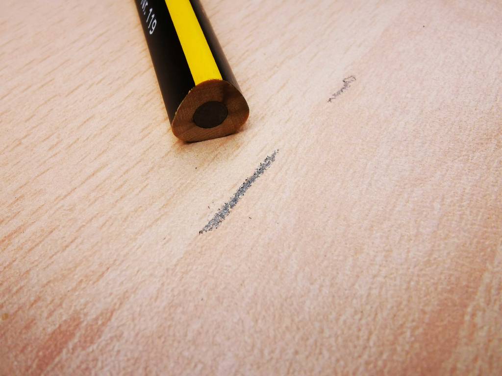 Blick von hinten auf einen getesteten Zimmermannsbleistift.