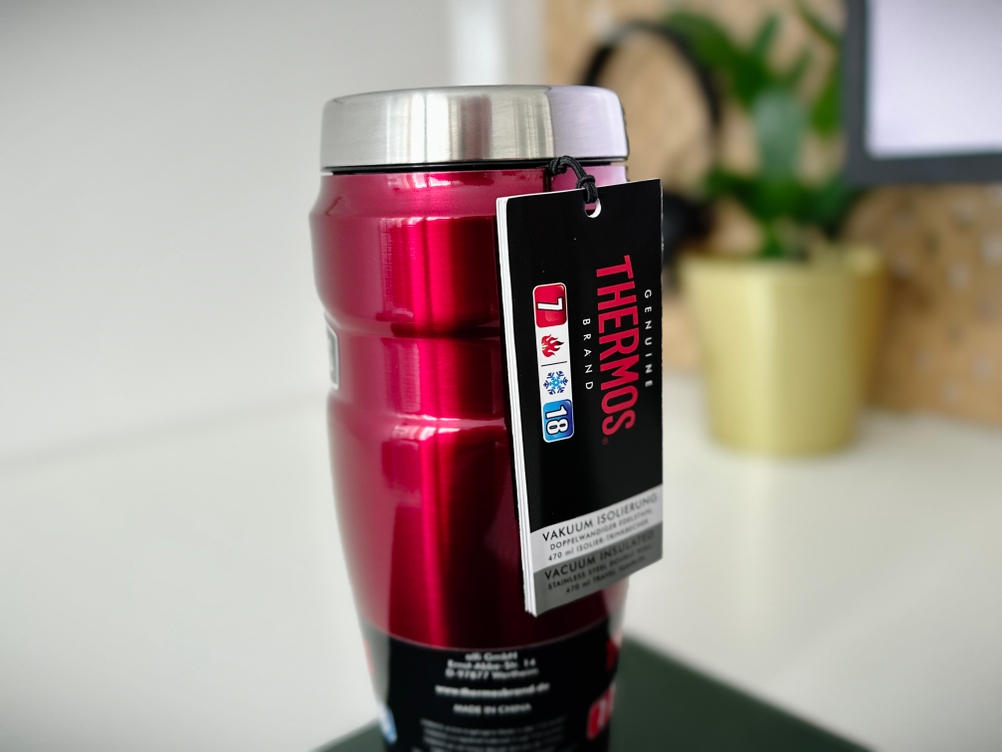 Der Thermobecher Stainless King von Thermos auf einem Schreibtisch.