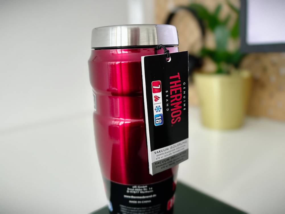 Der Thermobecher Stainless King von Thermos auf einem Schreibtisch.