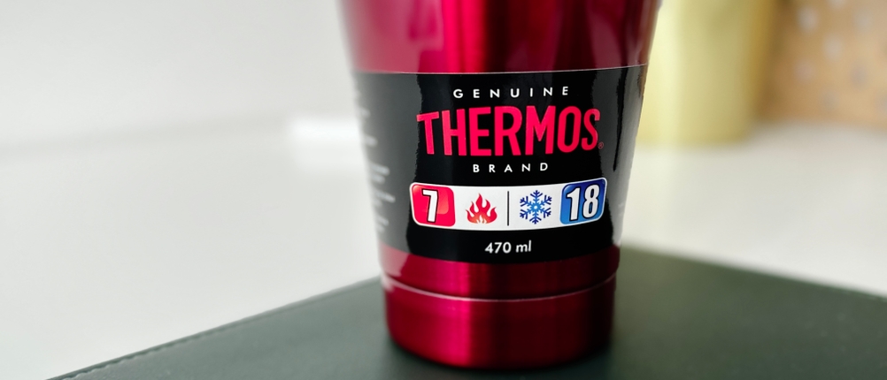 Der Thermobecher Stainless King von Thermos auf einem Schreibtisch.
