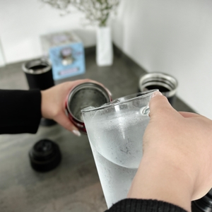 Der Stainless-King-Thermobecher der Marke Thermos beim Befüllen mit kaltem Wasser.