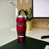 Der Thermobecher Stainless King von der Marke Thermos steht auf einem Schreibtisch neben einer Tastatur.