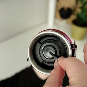 Nahaufnahme der verschlossenen Trinköffnung des Thermobechers Stainless King von Thermos.