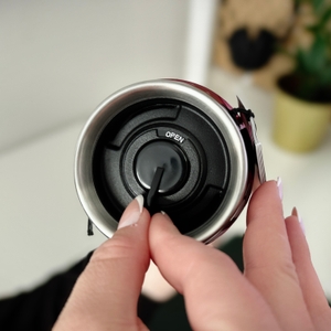 Nahaufnahme der geöffneten Trinköffnung des Thermobechers Stainless King von Thermos.