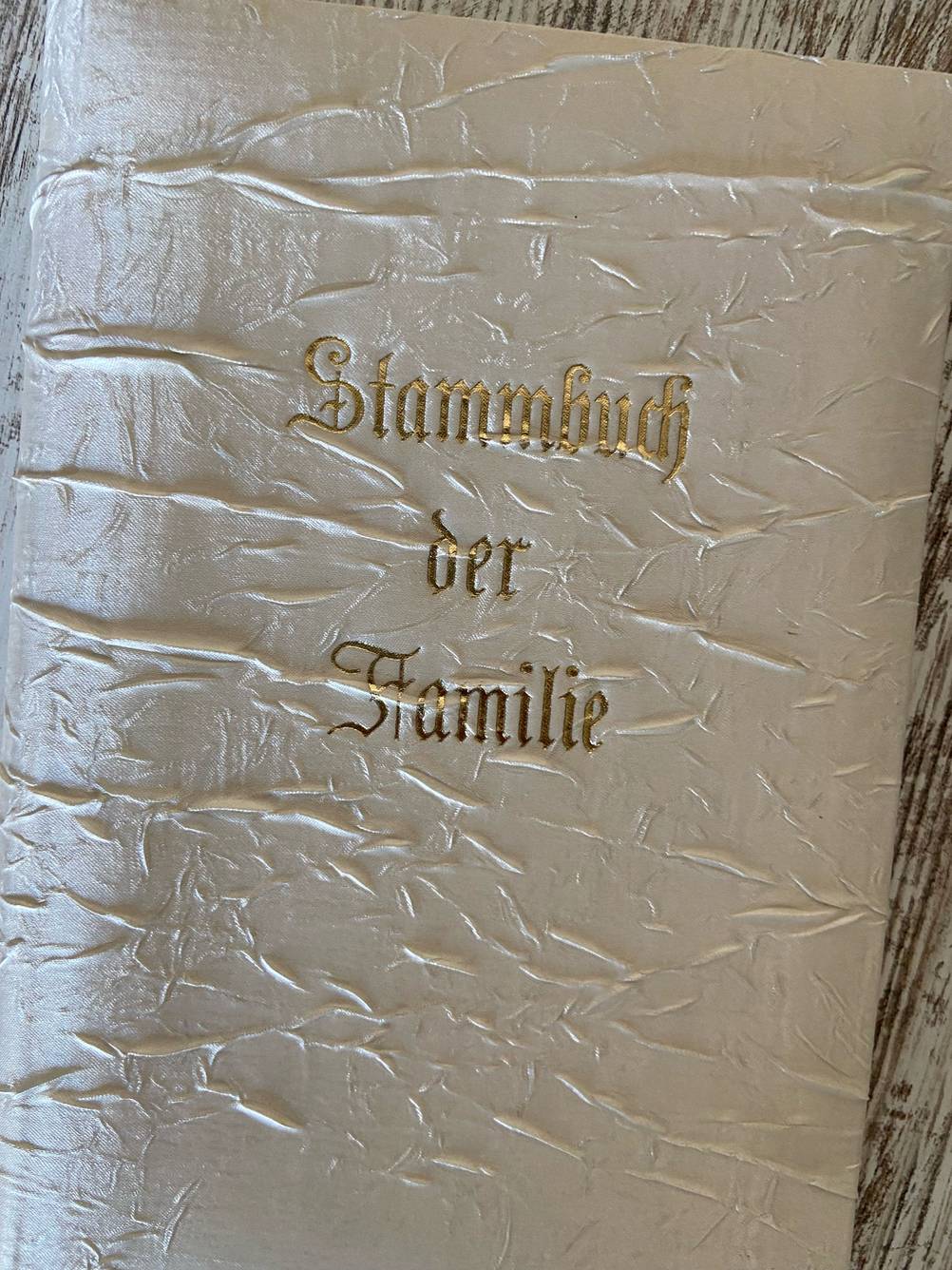 Stammbuch-Test: Nahaufnahme der goldenen Schrift auf der Vorderseite.