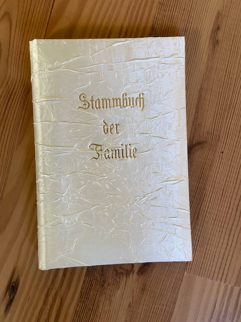 Das Stammbuch im Test von vorne auf einem Holztisch.