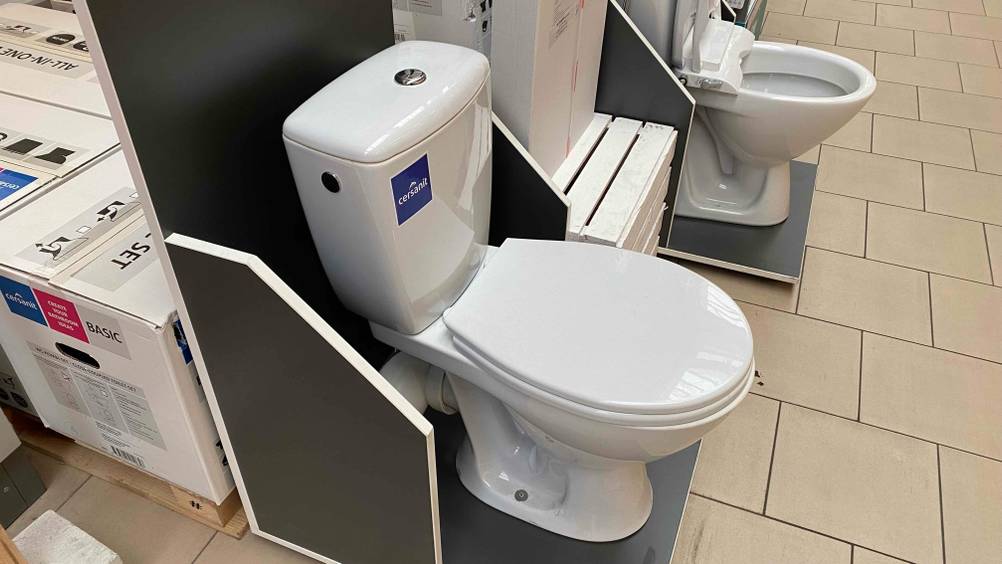 Ein getestetes Stand-WC steht neben einem anderen WC in einem Kaufhaus.