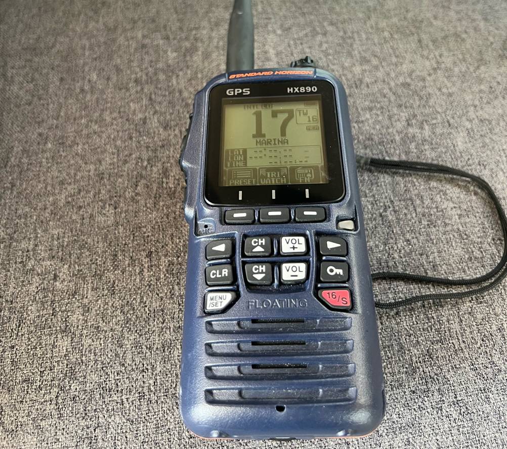 Funkgeräte-Test: ein blaues GPS-Modell von Standard Horizon liegt mit eingeschaltetem einfarbigem Display auf einem grauen Stoff.