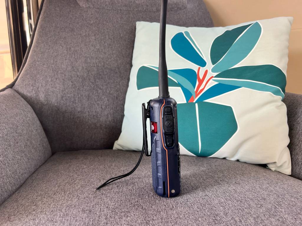 Funkgeräte im Test: Seitenansicht eines Geräts, das auf einer Couch steht.