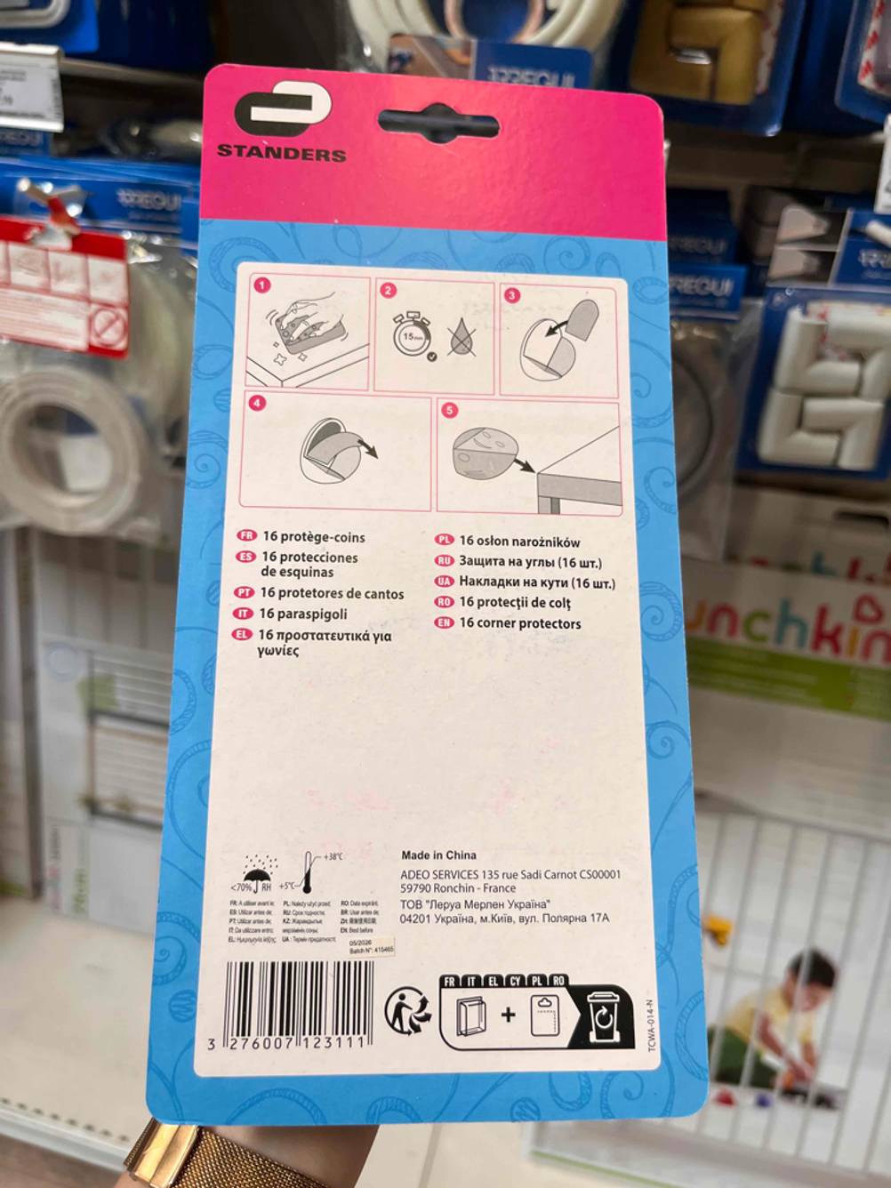 Im Test: Rückseite einer Packung Standers Kantenschutz für das Baby, im Hintergrund einVerkaufsregal.