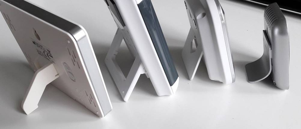 Vier Digital-Hygrometer mit Standfuß.