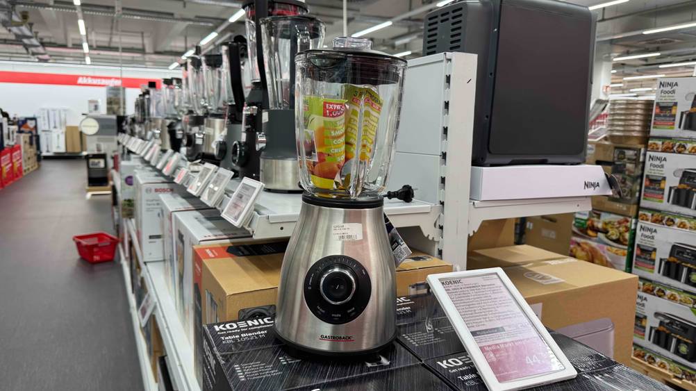 Der getestete Standmixer 1.000 Watt von vorne in einem Laden auf Kartonagen stehend.
