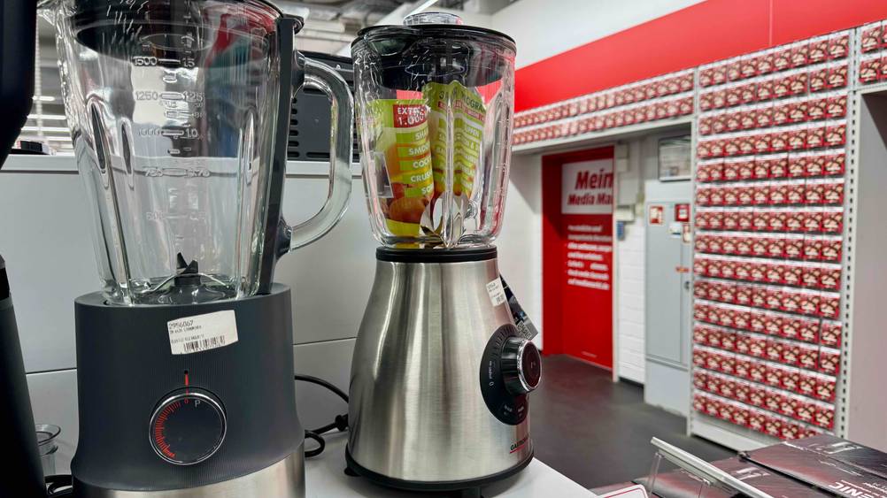 Seitenansicht des getesteten Standmixer 1.000 Watt auf eine Verkaufsregal.