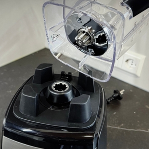 Eine Person nimmt den Mixbehälter von dem Standfuß beim getesteten Standmixer von Bosch.