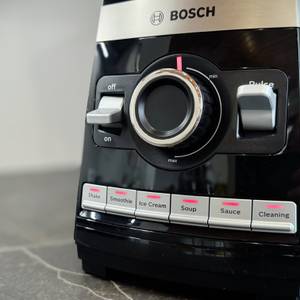 Detailansicht der Bedienelemente des getesteten Standmixers Bosch VitaBoost.