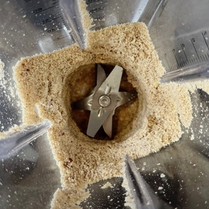 Standmixer-Test: Detailansicht von gemahlenen Haselnüssen im Mixbehälter des Bosch VitaBoost.