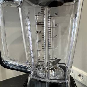 Standmixer-Test: Ansicht der Messskala auf dem Mixbehälter des Bosch VitaBoost.