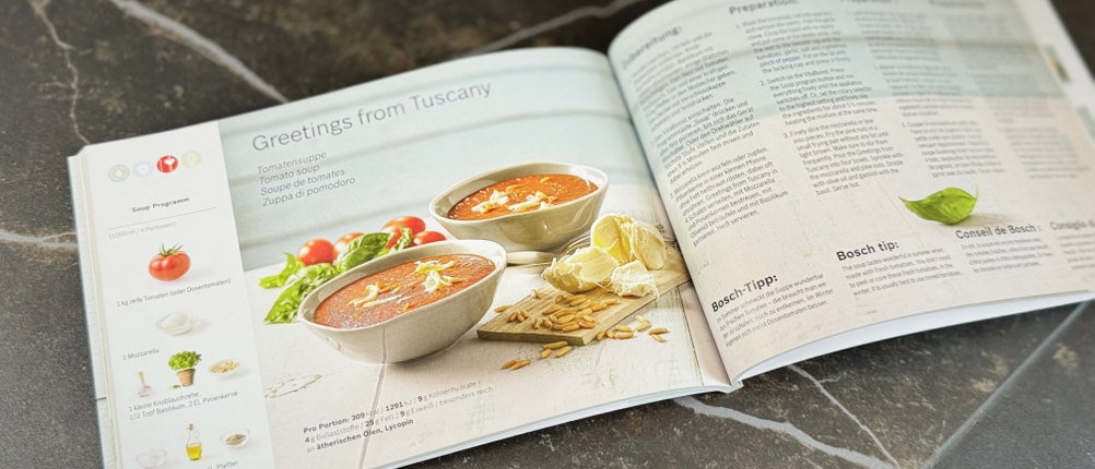 Das Rezeptbuch des getesteten Standmixers von Bosch liegt auf einer grauen Arbeitsfläche.
